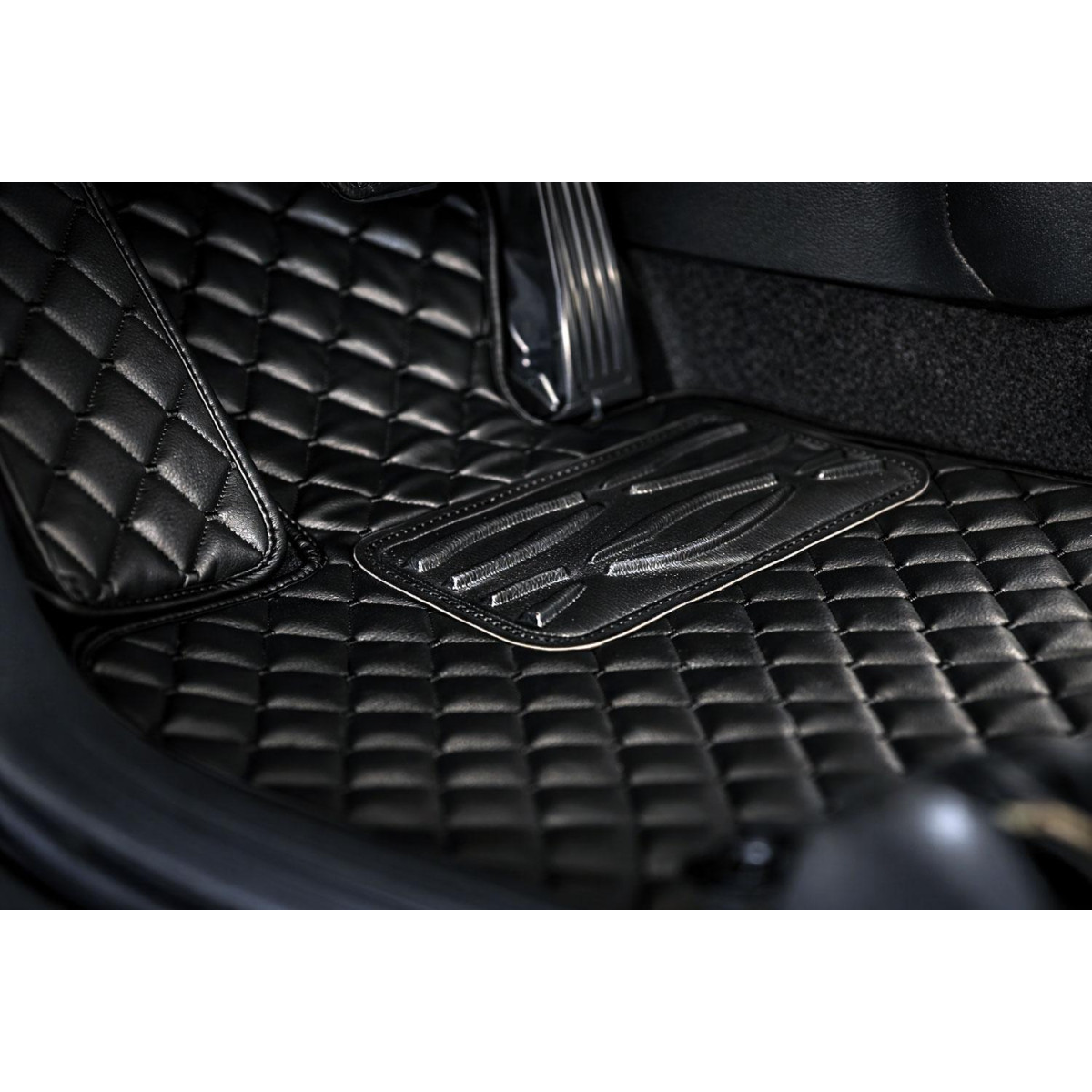 Fußmatten aus Kunstleder QuiltyMats VOLKSWAGEN T5 CARAVELLE 2003-2015 (I, II und III eilės und bag., prailginta 8v.) (Schwarz / schwarze nähte)