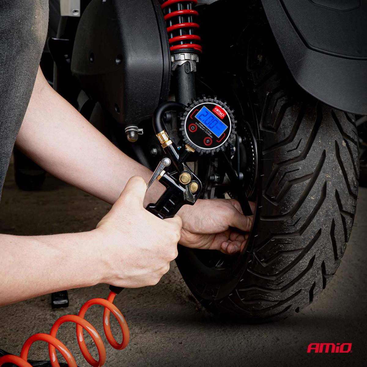 Aufblaspistole mit digitalem Manometer 17 bar AMIO-04466